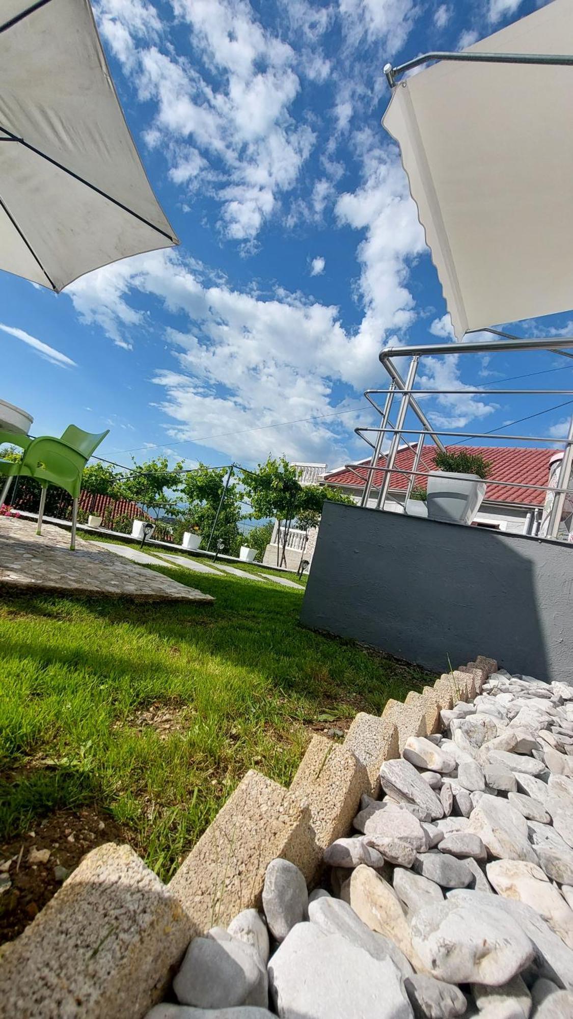 R&R Gesthouse Hotel Shiroka Exterior photo